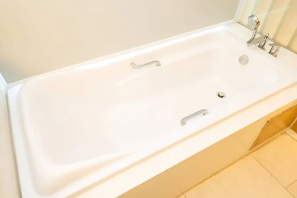 Belle décoration de baignoire blanche intérieur de la salle de bain — Photo