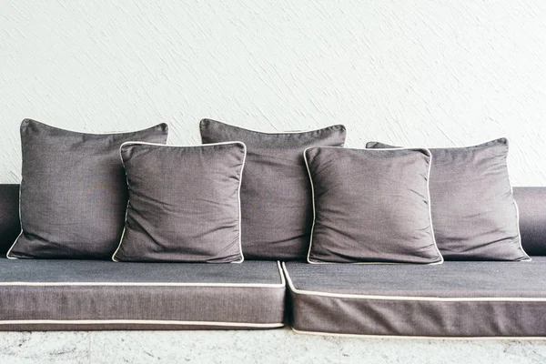 Bequemes Kissen auf dem Sofa — Stockfoto