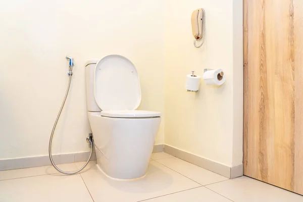 Λευκό καπάκι τουαλέτας λεκάνη διακόσμηση εσωτερικό — Φωτογραφία Αρχείου