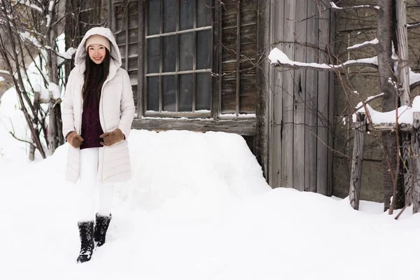 Beautiful young asian woman smiling happy for travel in snow win — Stock Photo, Image