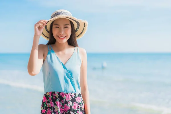 Портрет красивая молодая азиатская женщина счастливая улыбка расслабиться вокруг быть — стоковое фото