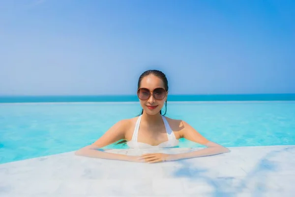 Retrato hermosa joven asiática mujer feliz sonrisa relajarse en swimmi —  Fotos de Stock