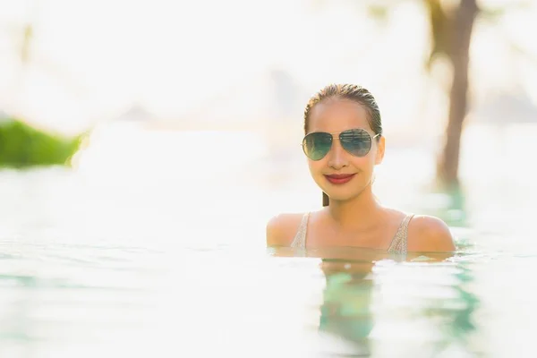 Porträt junge schöne asiatische Frau glücklich lächeln und entspannen in sw — Stockfoto