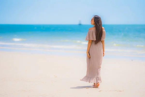 Retrato hermosa joven asiática mujer feliz sonrisa relajarse en el tr — Foto de Stock