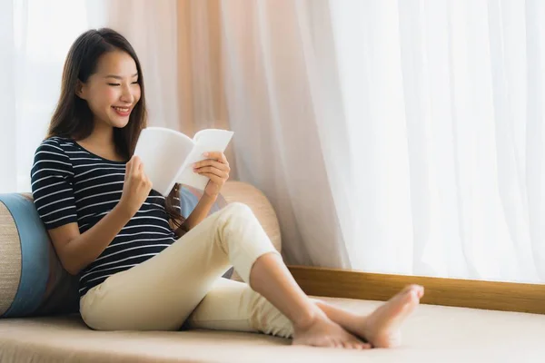 肖像 美丽的 年轻 亚洲 女人 读 书 在 的 在 — 图库照片
