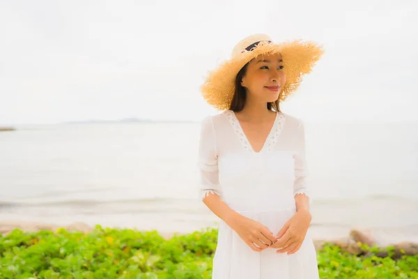 Portre güzel Asyalı kadın gülümsemek mutlu boş şapka giymek — Stok fotoğraf