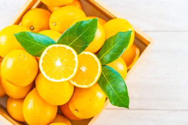 Taze portakal meyve masada