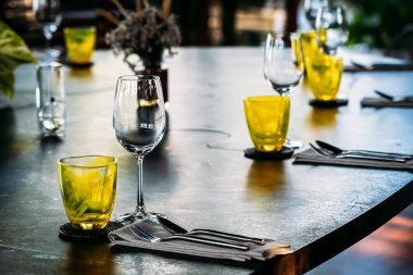 Yemek set ile Şarap kadehi kahvaltı öğle veya akşam yemeği hazırlamak