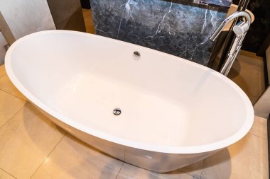 Güzel lüks beyaz küvet banyo iç dekorasyonda