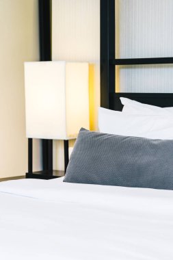 Hafif lamba ile yatakta güzel lüks rahat yastık