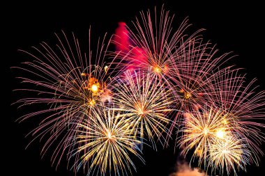 Kutlama için gökyüzünde güzel bir havai fişek gösterisi