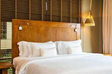 Yatak ve battaniye üzerinde güzel lüks rahat beyaz yastık Dec