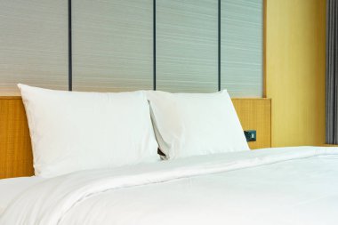 Güzel lüks rahat beyaz yastık ve battaniye yatakta