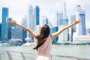 Güzel Asyalı kadın gülümseme ve mutlu Singapur CIT içinde seyahat etmek