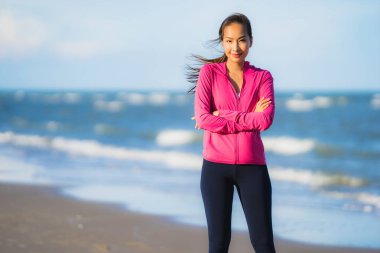 Portre güzel genç Asyalı kadın çalışan ve t üzerinde egzersiz