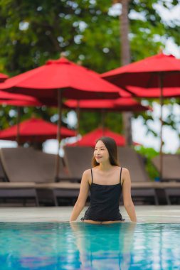 Portre genç asyalı kadın rahatla gülümseme açık yüzmek etrafında mutlu