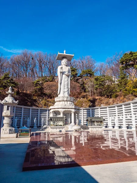 Bela estátua do budismo no Templo de Bongeunsa — Fotografia de Stock