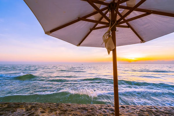 Sonnenschirm und Stuhl mit Kissen um schöne Landschaft von bea — Stockfoto