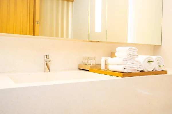 Fregadero blanco y grifo decoración grifo de agua en el baño —  Fotos de Stock