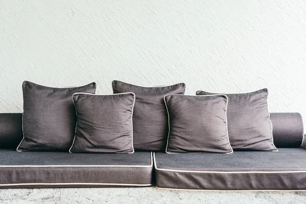 Bequemes Kissen auf dem Sofa — Stockfoto