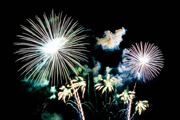 Fondo de exhibición de fuegos artificiales para aniversario de celebración — Foto de Stock