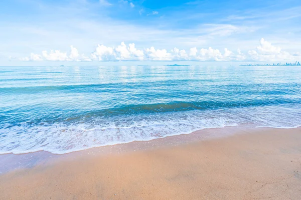 Bella spiaggia tropicale mare oceano con nube bianca cielo blu e — Foto Stock