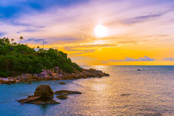 Bella spiaggia tropicale all'aperto mare intorno all'isola di Samui con co — Foto Stock