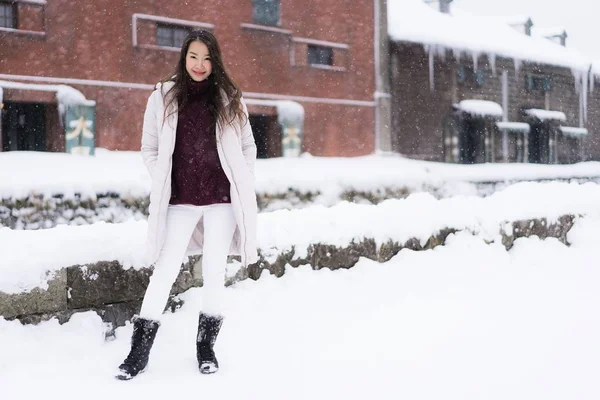 Beautiful young asian woman smile and happy with travel trip in — Stock Photo, Image