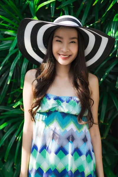 Retrato bonito jovem asiático mulher sorriso e feliz ao redor outd — Fotografia de Stock