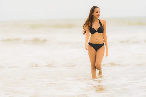 肖像画美しい若いアジアの女性は、ビーチでビキニを着用 — ストック写真