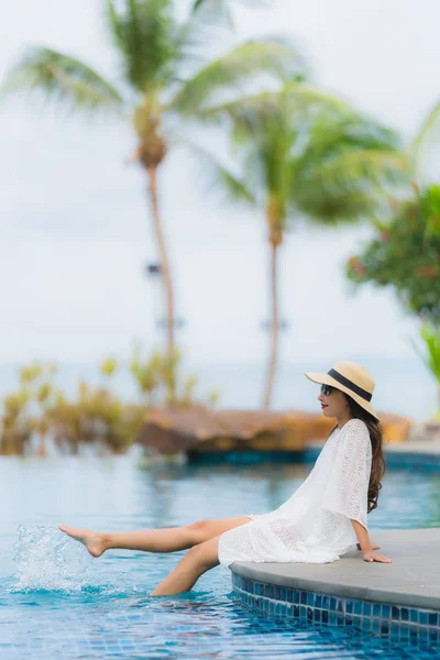 Portrét krásná mladá asijská žena úsměv šťastná relaxace kolem SW — Stock fotografie