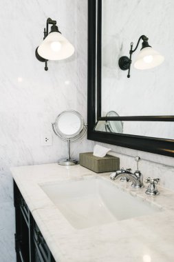 Güzel lüks beyaz lavabo ve bathroo facuet su iç