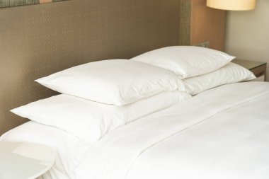 Güzel rahat yastık ve battaniye Yatak Dekorasyon