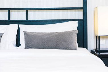 Hafif lamba ile yatakta güzel lüks rahat yastık