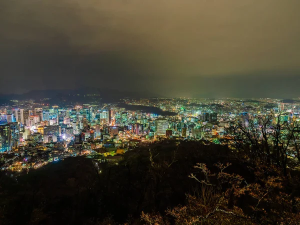 Όμορφη αρχιτεκτονική κτιρίων γύρω από Σεούλ πόλη τη νύχτα — Φωτογραφία Αρχείου