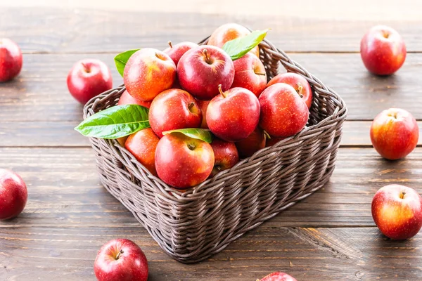 Sepet içinde kırmızı elma