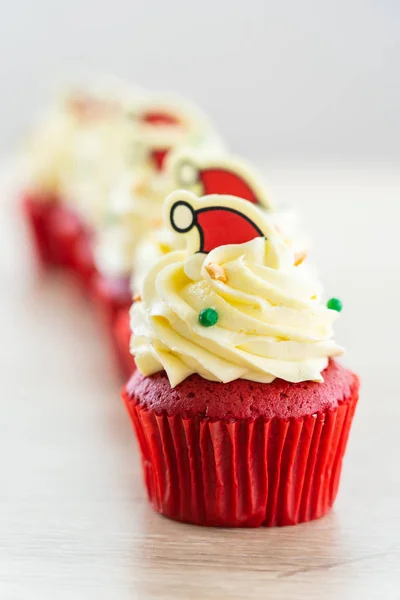 Zoete dessert met cupcake rood fluweel — Stockfoto