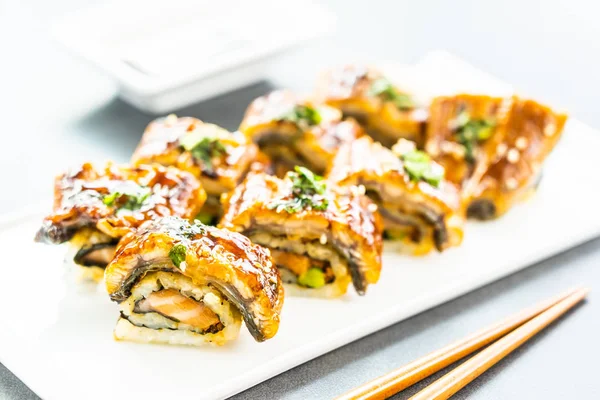 Izgara yılan balığı veya unagi balık suşi maki rulo tatlı sos ile