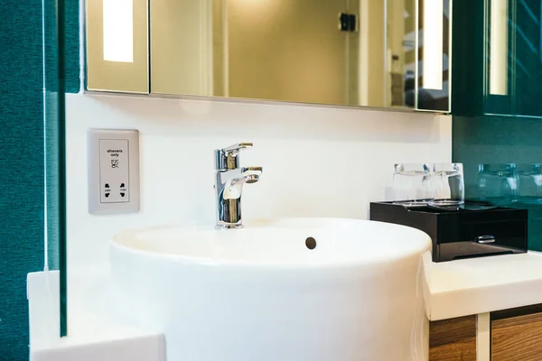 Pia branca e decoração de torneira no banheiro — Fotografia de Stock