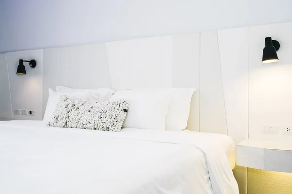 Weißes Kissen auf Bettdekoration in schönen Luxus-Schlafzimmer inter — Stockfoto