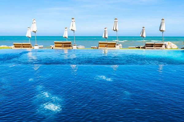 Güzel açık doğa manzara ile yatak şezlong sw çevresinde