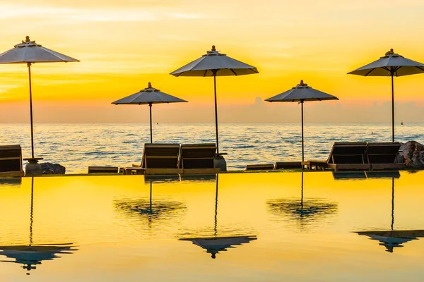 Ombrellone e sedia intorno alla piscina nel resort hotel per leis — Foto Stock