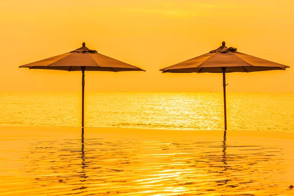우산 과 의자 주변 수영장 근처 바다 바다 해변에서 — 스톡 사진