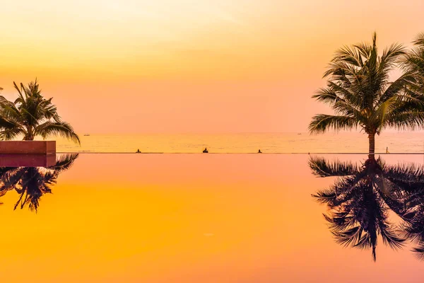 Swimmi etrafında hindistan cevizi palmiye ağacı ile güzel manzara açık