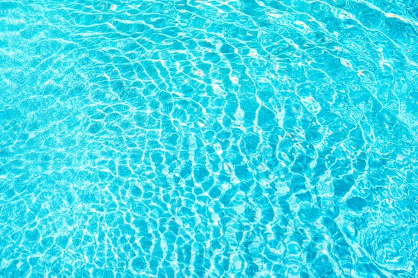 Güneş ışığı reflec ile soyut havuz su yüzeyi ve arka plan