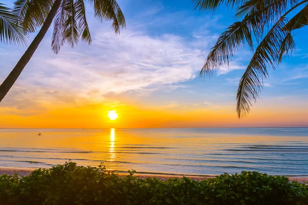 Hermoso paisaje de naturaleza tropical al aire libre de playa de mar en sunr — Foto de Stock