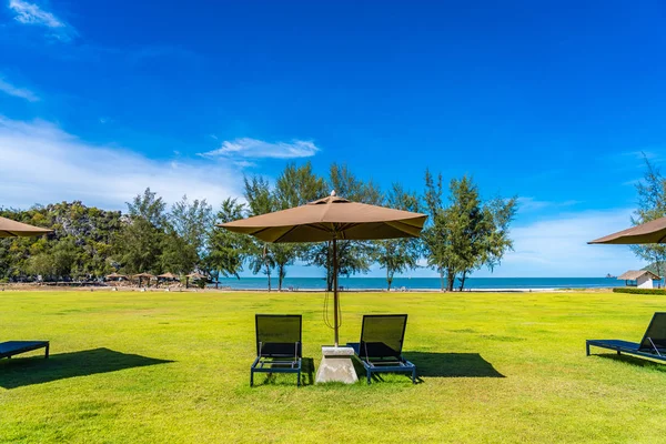 Şemsiye ve c ile deniz ve plaj güzel açık manzara