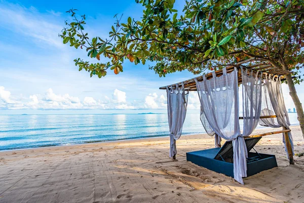 Tropikal plaj deniz Okyanusu üzerinde boş yatak koltuğu ve salon 