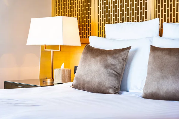 Yatak ve battaniye üzerinde güzel lüks rahat beyaz yastık Dec