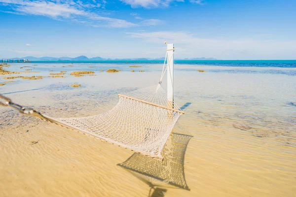 Holi için tropikal plaj deniz okyanusu etrafında güzel boş hamak